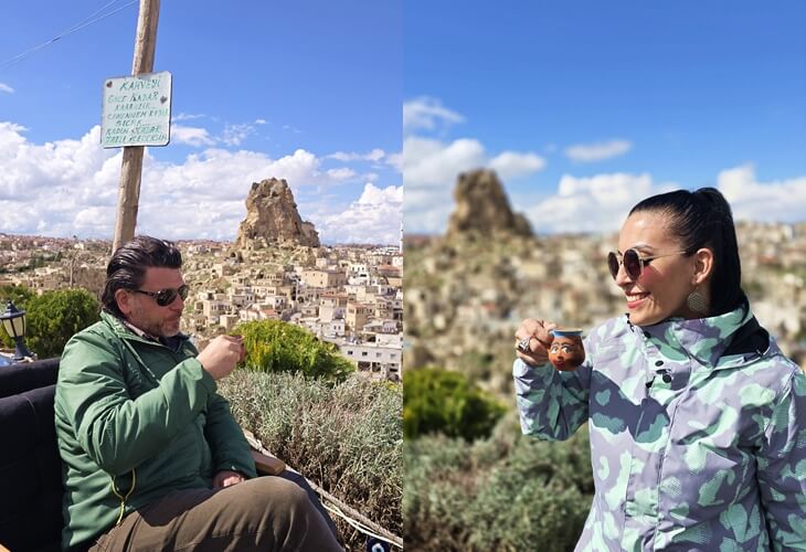 Ortahisar Kalesi manzarası eşliğinde kahve içen iki gezgin; Kapadokya’da keyifli dinlenme anı